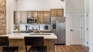 KĂŒhlschrank, Mikrowelle, Ofen, Herdplatte