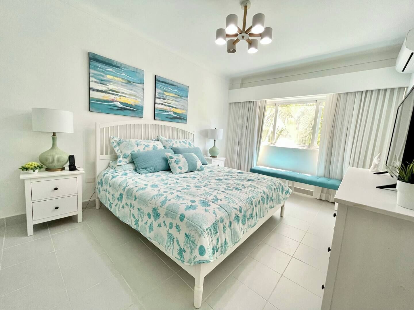 2 soveværelser, pengeskab på værelset, skrivebord, strygejern/strygebræt