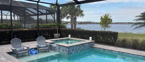 Una piscina al aire libre, una piscina climatizada