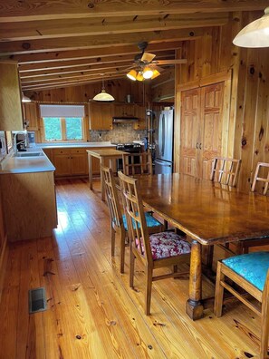 Dining - Scenic Mountaintop Cabin near McLemore Golf & Chattanooga (Pinecone) (Rising Fawn)