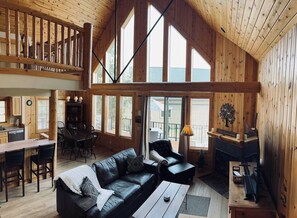 Smart TV, fireplace, offices - Creekside Chalet with private hot tub (Redmond)