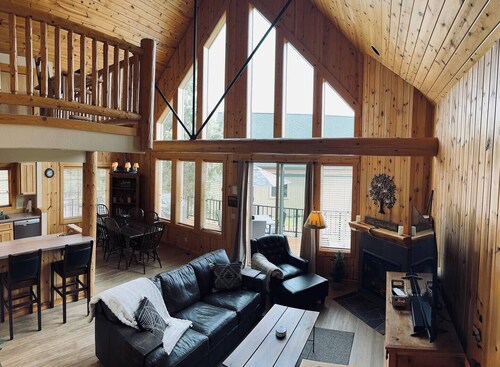 Creekside Chalet with private hot tub