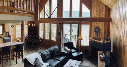 Creekside Chalet with private hot tub