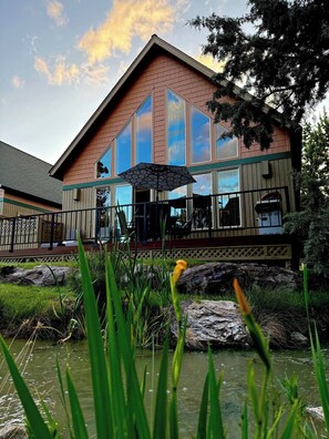 Exterior - Creekside Chalet with private hot tub (Redmond)