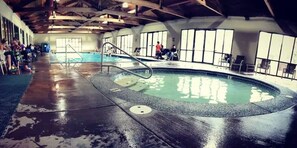 A heated pool - Creekside Chalet with private hot tub (Redmond)