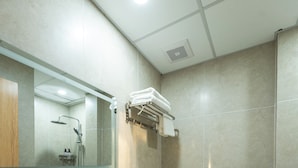 Shower, designer toiletries, hair dryer, towels - Starlight Hotel Hanoi (Hanoi)