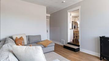 Rumah, Beberapa Tempat Tidur, patio, pemandangan kebun (Franklin Retreat) | Area keluarga | Televisi layar datar 55-inci dengan saluran TV digital