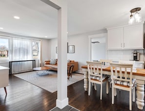 Rumah, Beberapa Tempat Tidur, patio, pemandangan kebun (Franklin Retreat) | Area keluarga | Televisi layar datar 55-inci dengan saluran TV digital