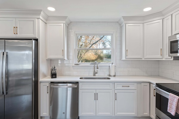 House, Multiple Beds, Patio, Garden View (Franklin Retreat) | Private kitchen | Fridge, microwave, oven, stovetop