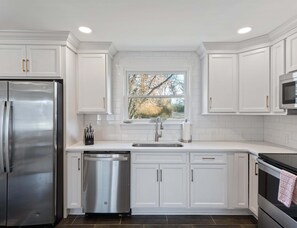 House, Multiple Beds, Patio, Garden View (Franklin Retreat) | Private kitchen | Fridge, microwave, oven, stovetop