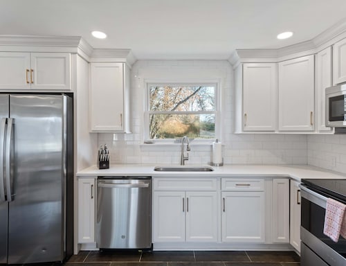 Family Retreat - 1 Mile to The Factory at Franklin