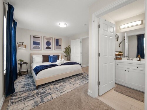 Upscale Townhome 9 mins to Campus & Stadium with Restaurants & Shopping Nearby