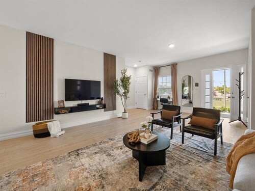 Upscale Townhome 9 mins to Campus & Stadium with Restaurants & Shopping Nearby