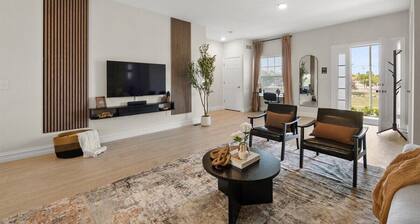 Upscale Townhome 9 mins to Campus & Stadium with Restaurants & Shopping Nearby