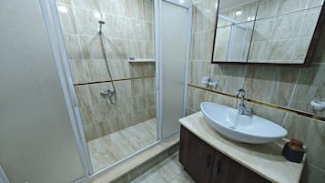 Comfort Chalet, Slope side ( Mustakil Konukevi) | Phòng tắm | Buồng tắm vòi sen, máy sấy tóc, khăn tắm, xà phòng