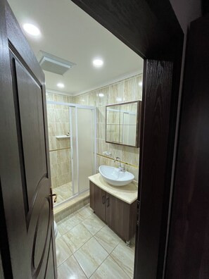Ducha, secador de pelo, toallas, jabón