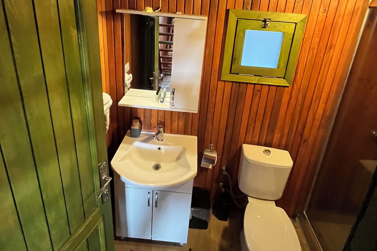 Bungalow familiar, balcón, vista a la alberca | Baño | Regadera, secadora de cabello, toallas, jabón
