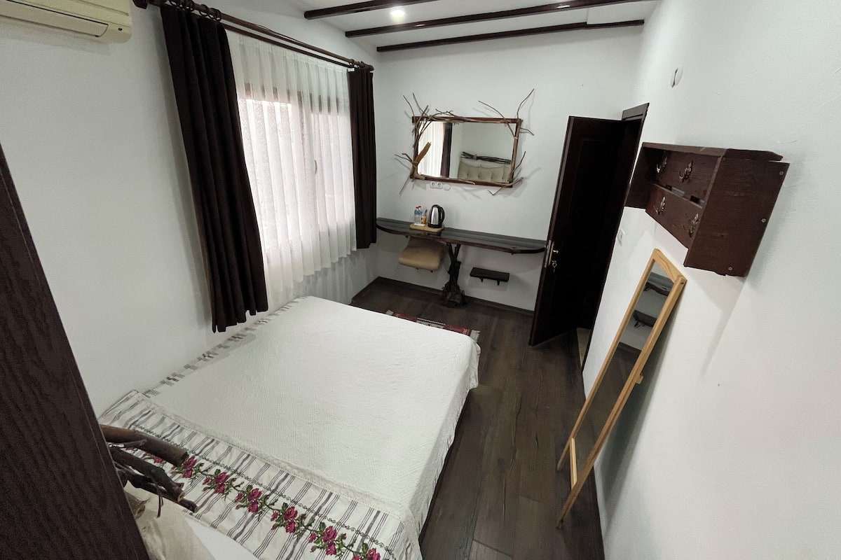 Habitación doble, balcón, vista a la montaña | Wifi gratis