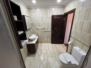 Double Room, Balcony, Mountain View ( Standard 2 ) | Badezimmer