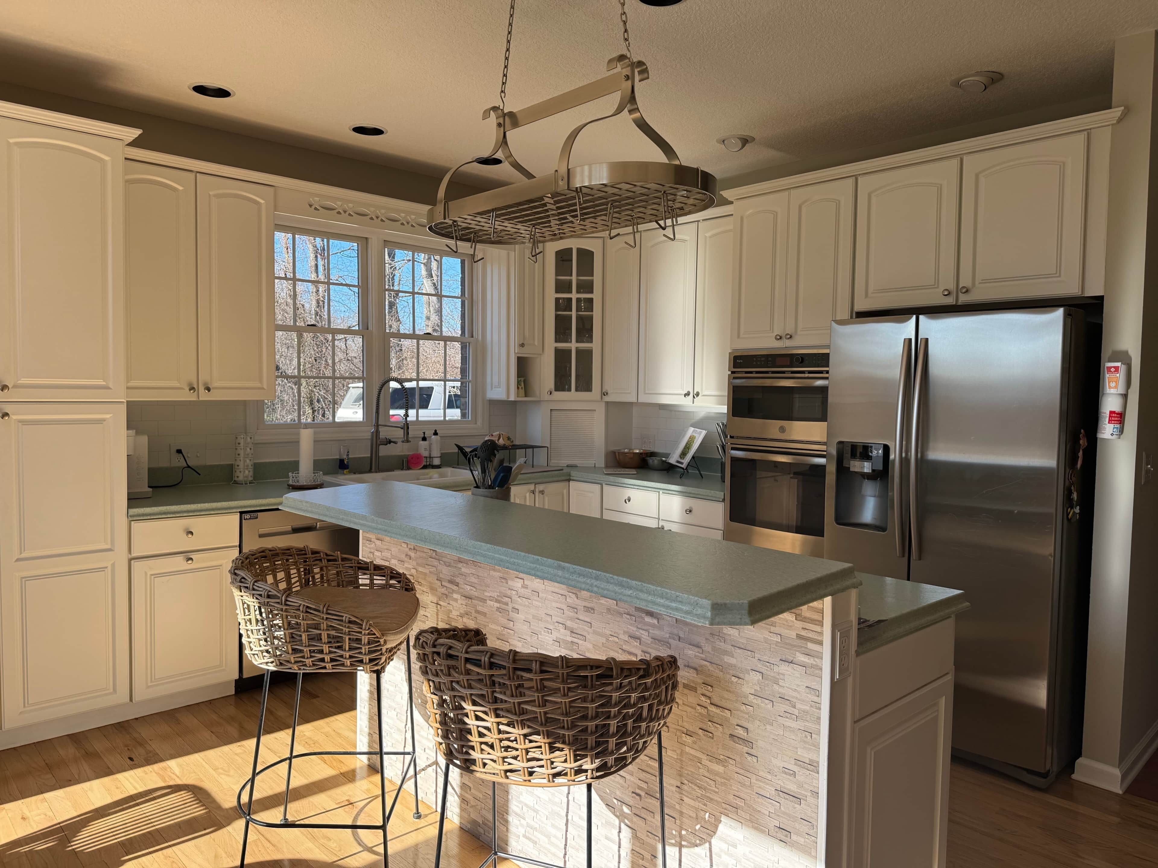 Fridge, stovetop, coffee/tea maker