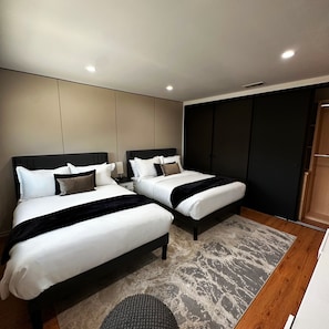 4 bedrooms, iron/ironing board, Internet, bed sheets
