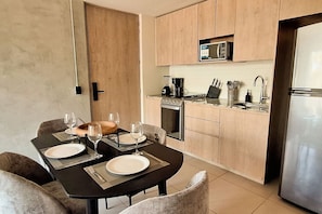 Fridge, microwave, oven, stovetop - Experience Luxury and Comfort at Yu Country Tower (Guadalajara)