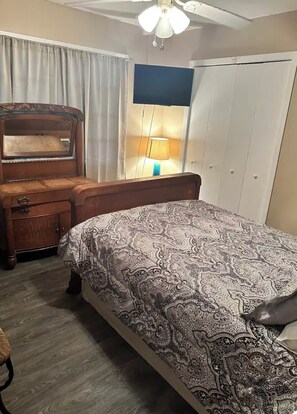 3 bedrooms, iron/ironing board, WiFi, bed sheets