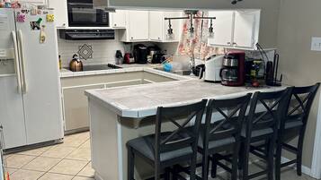 Een microgolfoven, een oven, een kookplaat, een vaatwasser