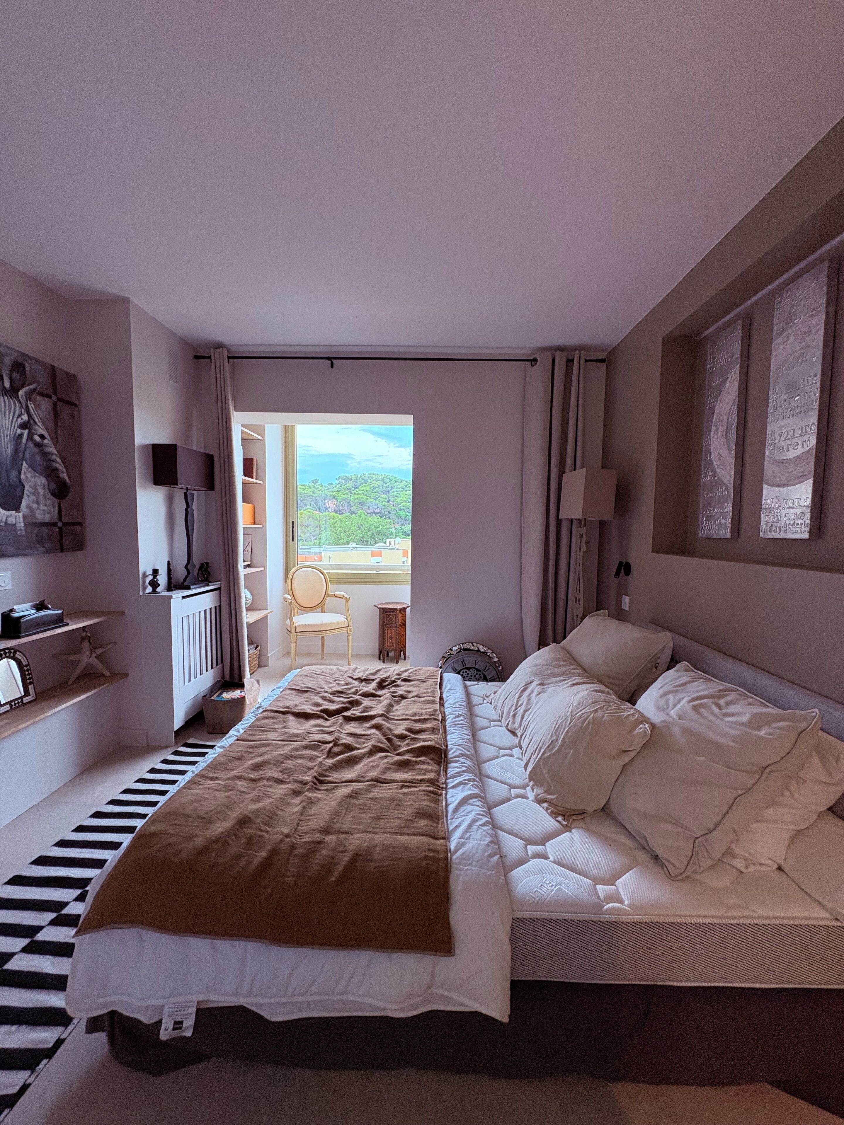 3 間睡房、書桌、熨斗/熨衫板、可攜式嬰兒床