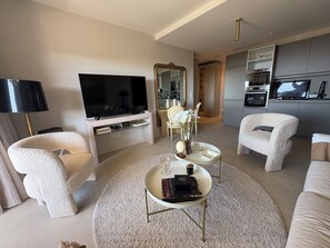 Smart TV, tenis de mesa, libros y estéreo 