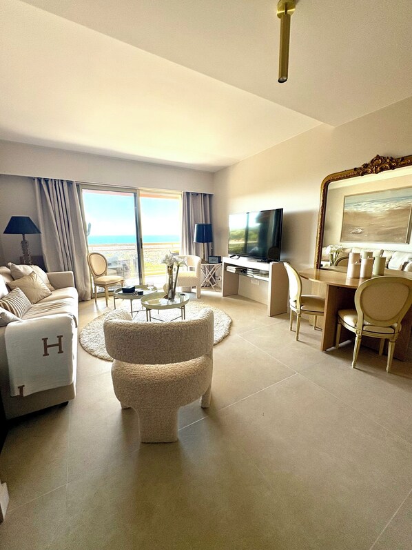 Smart TV, tenis de mesa, libros y estéreo 