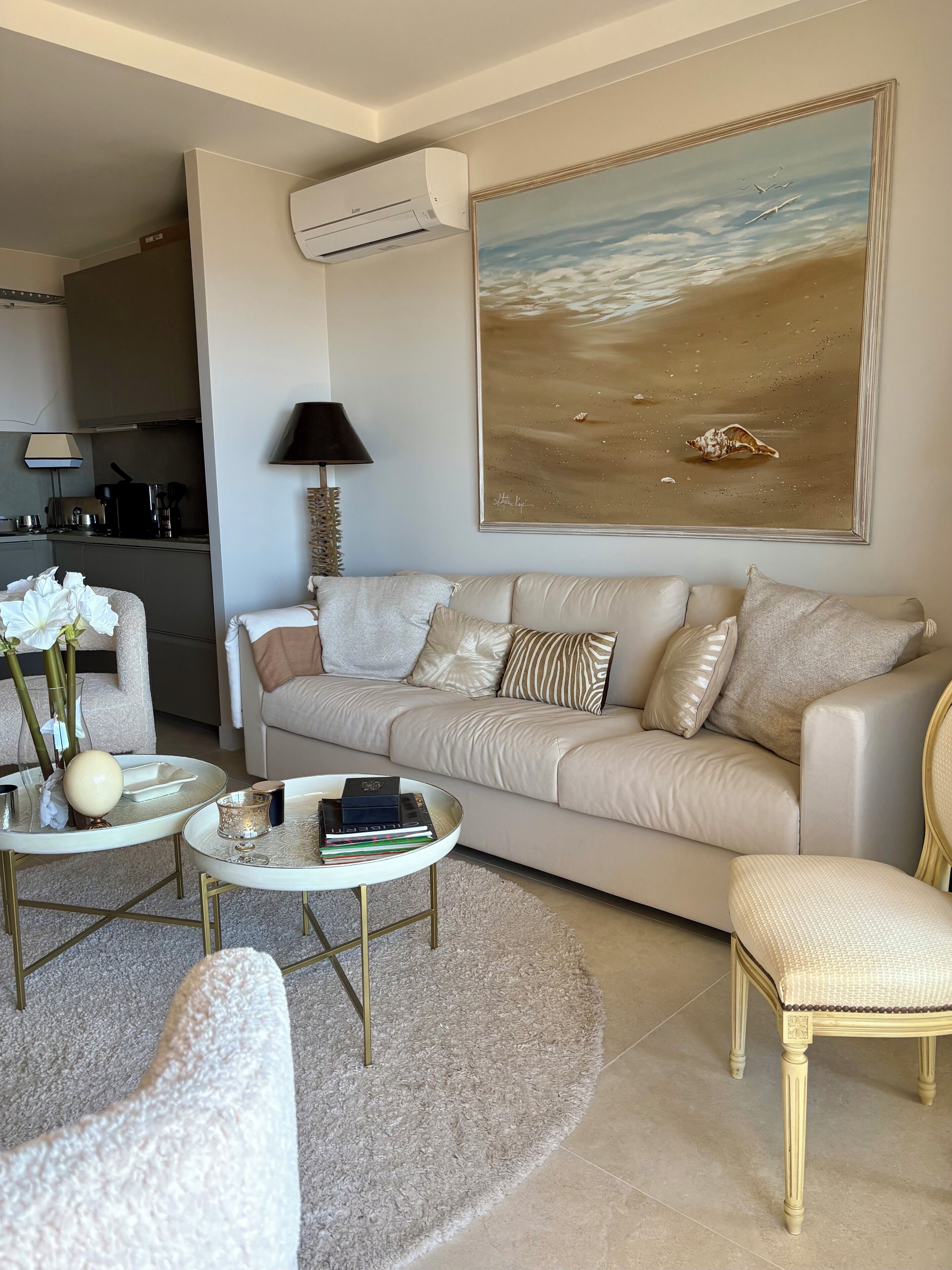 TV connectée, table de tennis de table, livres, chaîne hi-fi