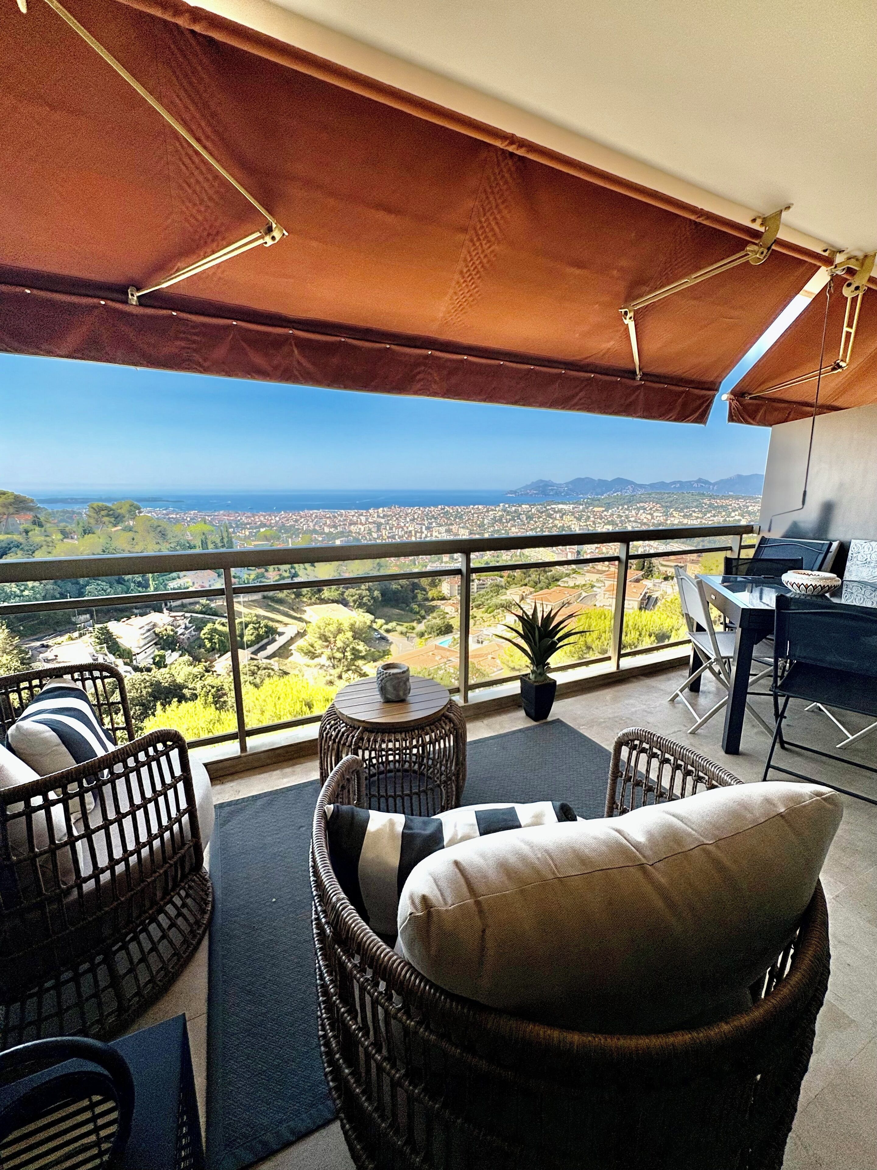 TV connectée, table de tennis de table, livres, chaîne hi-fi