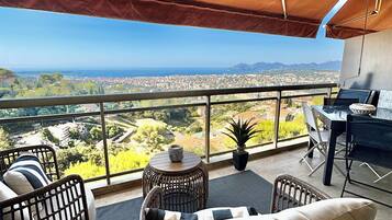 Smart-TV, Tischtennisplatte, BĂŒcher, Stereoanlage