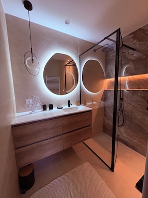 Douche, sĂšche-cheveux, savon, shampoing