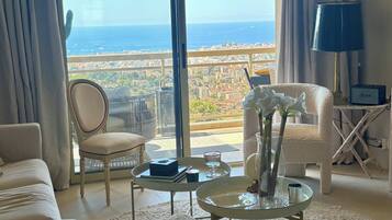 Smart-TV, Tischtennisplatte, BĂŒcher, Stereoanlage