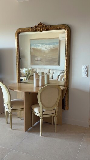 Interior - 3-room apartment with panoramic view of the bay of Cannes / Heated pool / Tennis court (Le Cannet)