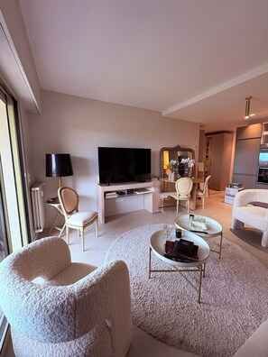 Smart TV, table tennis, books, stereo