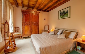 2 bedrooms, travel cot, free WiFi