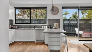 Frigorífico, microondas, horno y placa de cocina