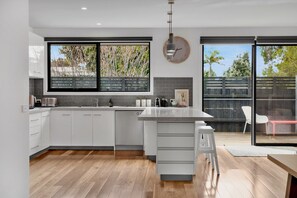 Frigorífico, microondas, horno y placa de cocina