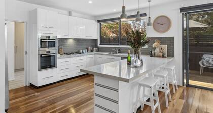 Bridge Road Beach House, Barwon Heads, Sleeps 12. Disability accessible