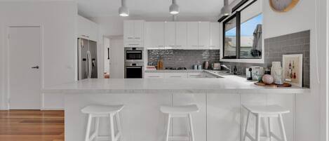 ثلاجة، ميكروويف، فرن، موقد طهي مسطح