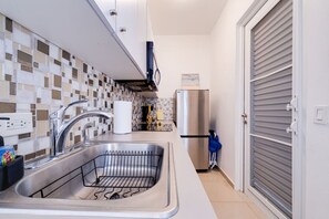 Refrigerador, microondas, parrilla de estufa y cafetera y tetera 