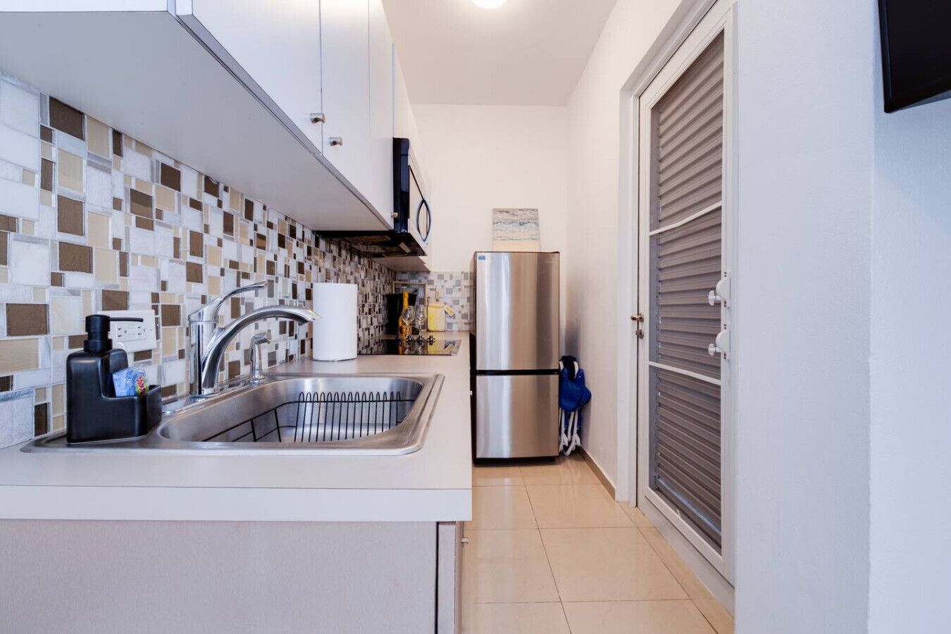 Kühlschrank, Mikrowelle, Herdplatte, Wasserkocher mit Kaffee-/Teezubehör