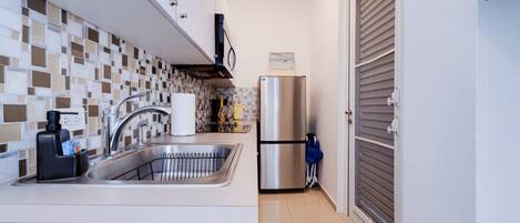 Réfrigérateur, micro-ondes, plaque de cuisson, cafetière/bouilloire