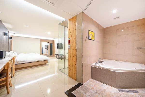 Superior Twin Room, City View | Bathroom