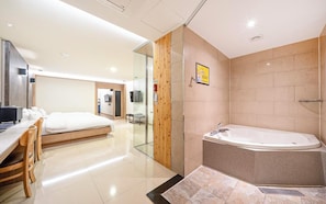 Superior-Zweibettzimmer, Stadtblick | Badezimmer | Kostenlose Toilettenartikel, Haartrockner, Hausschuhe, Handtücher