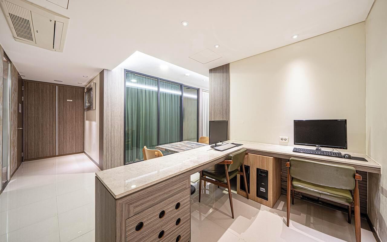 Royal Twin Room, City View | Living area