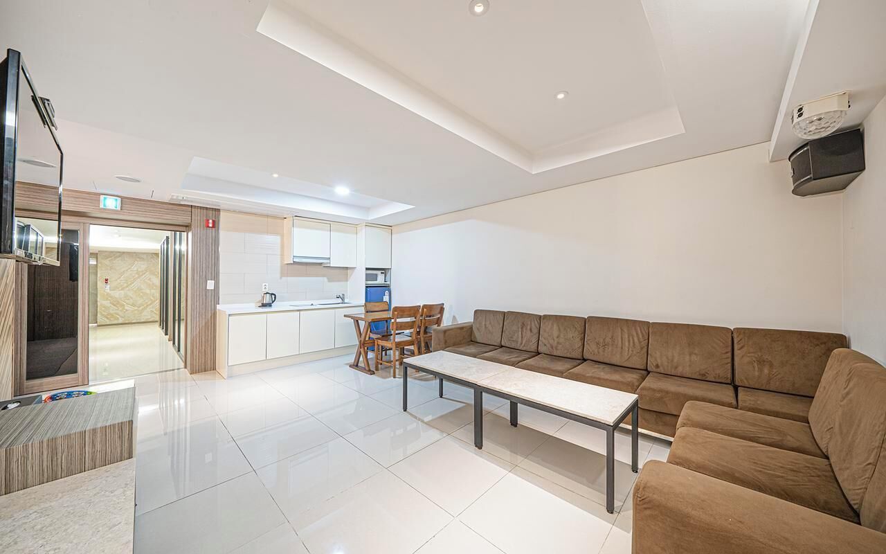 Royal Twin Room, City View | In-room dining